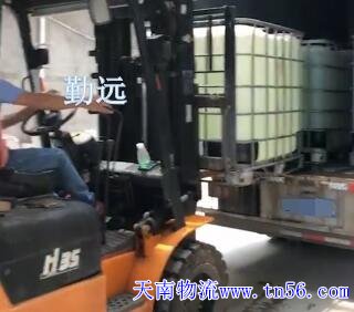 13米貨車正在裝噸桶